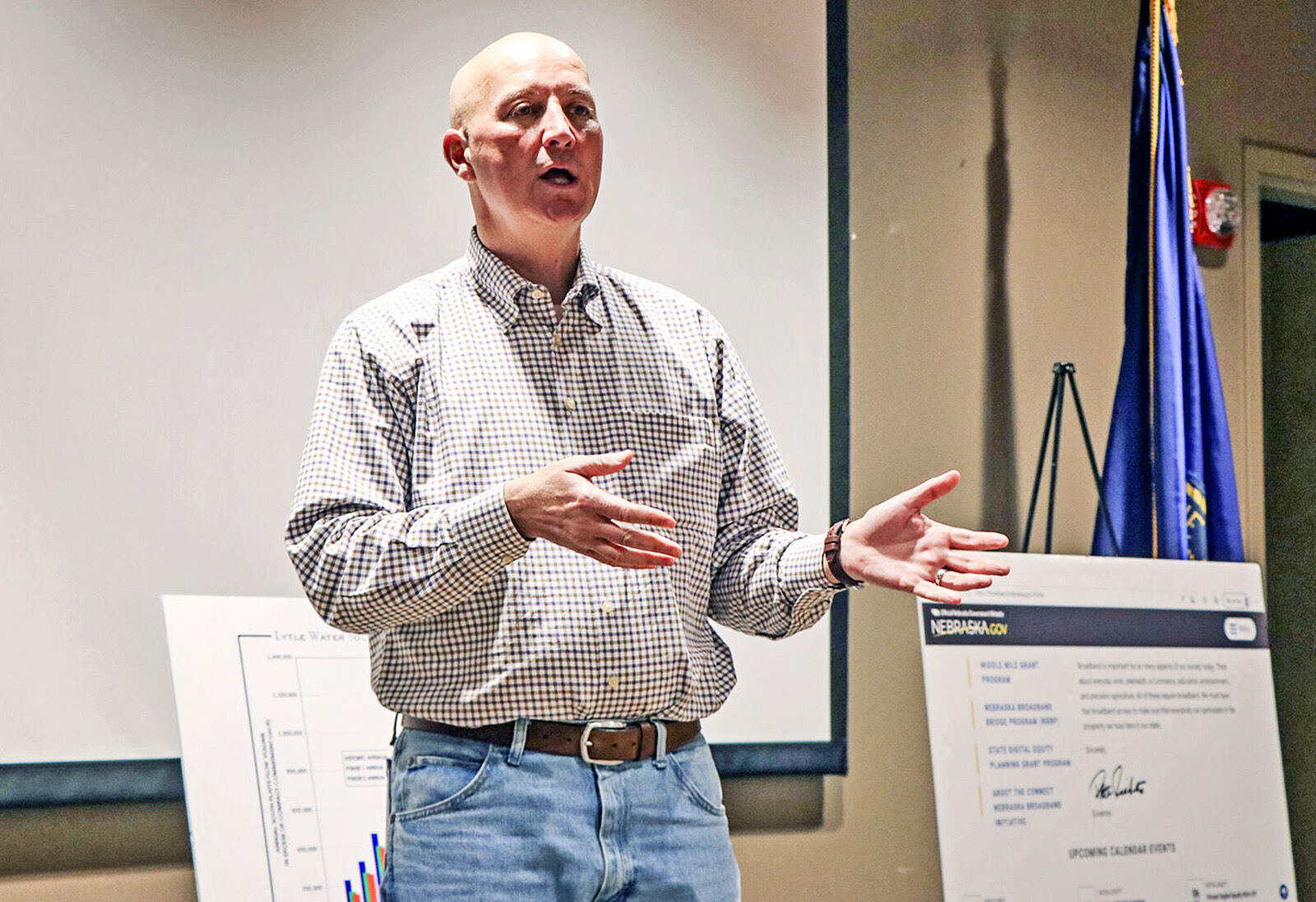 Ricketts urges Nebraskans to file for tax credits, talk water